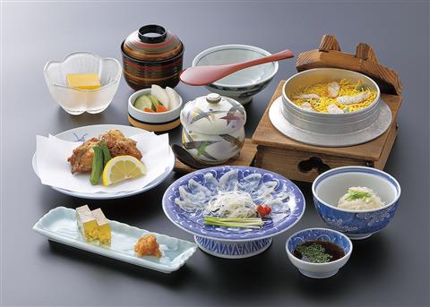 ふく刺し含むふく会席（1日目昼食/一例）